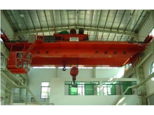 QD型电动双梁桥式起重机是按国家标准设计制造的的起重机，起升机构为卷扬机。