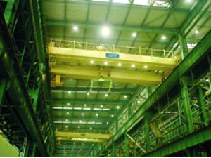 QD型电动双梁吊钩桥式起重机适用于工矿企业、车间或露天场地，是在固定跨间内装卸、搬运物料的起重设备。